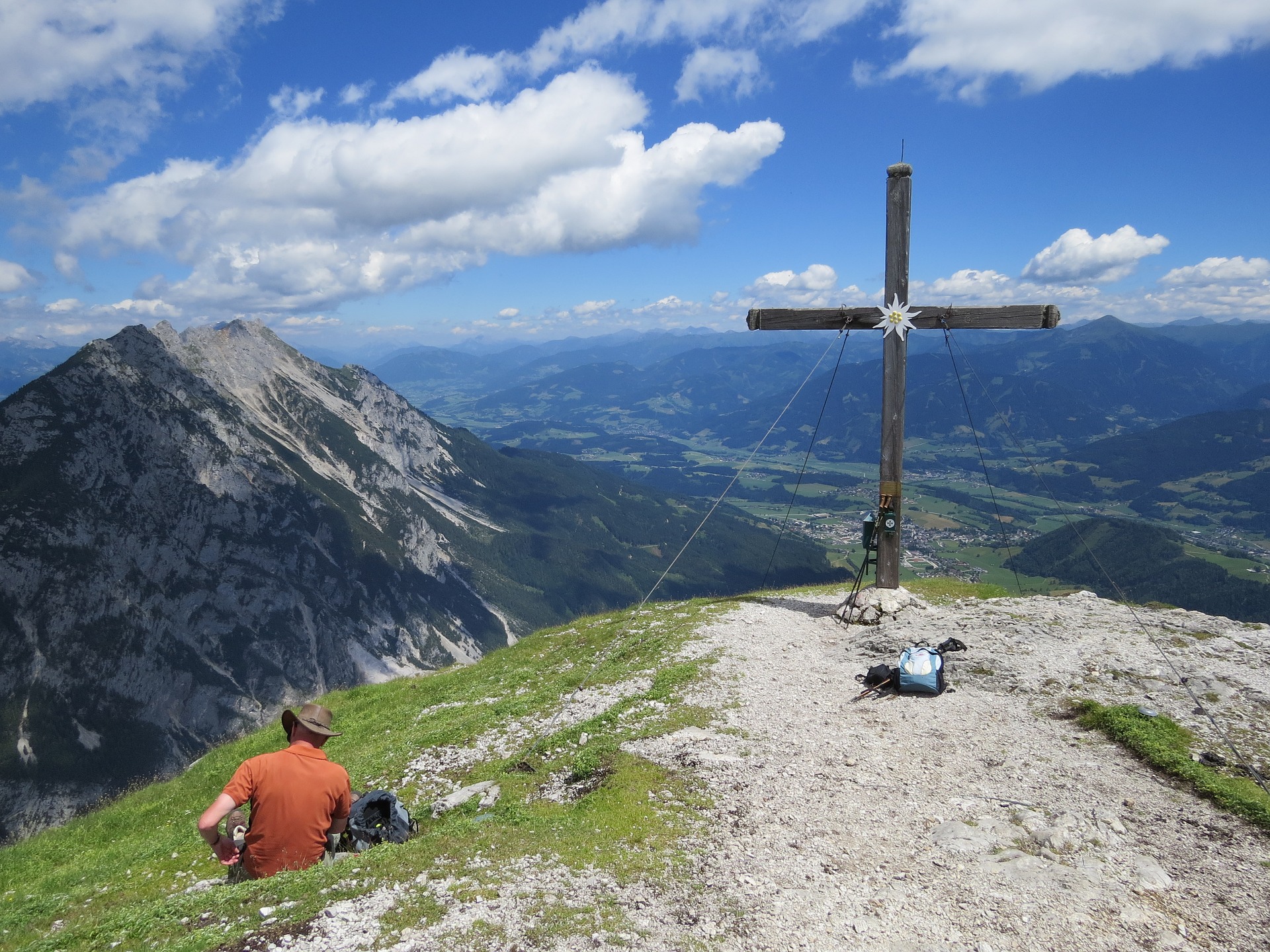 Cross mountain. Гора кресты Чемал. Крест на горе в Грузии. Горы Карпаты крест. Крест в горах.